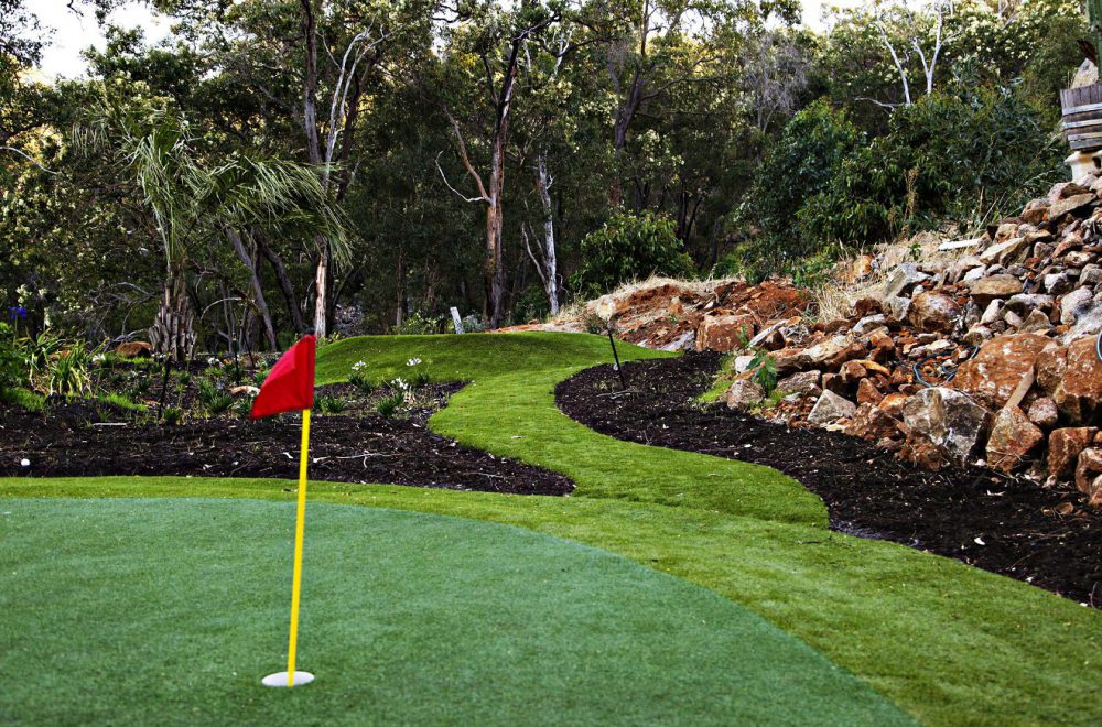 GORGEOUS ARTIFICIAL PUTTING GREEN IN GARDEN