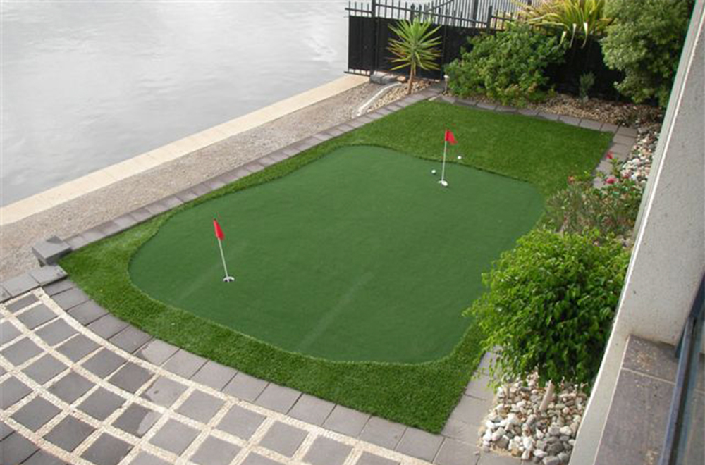 CREATIVE AN ARTIFICIAL GRASS PUTTING GREEN FOR BACKYARD