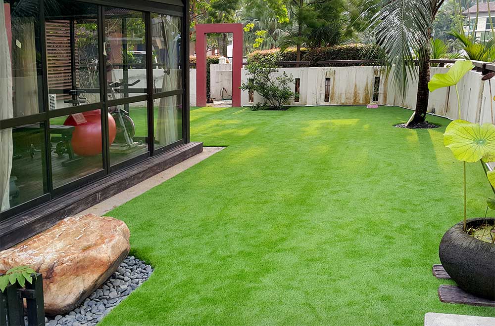 VIBRANT AND LUSH ARTIFICIAL GRASS GARDEN